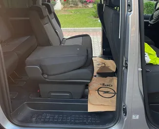 Interieur van Opel Zafira Life te huur in Turkije. Een geweldige auto met 9 zitplaatsen en een Automatisch transmissie.