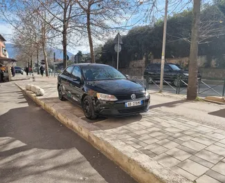 Vooraanzicht van een huurauto Volkswagen Jetta in Tirana, Albanië ✓ Auto #10596. ✓ Transmissie Automatisch TM ✓ 0 beoordelingen.