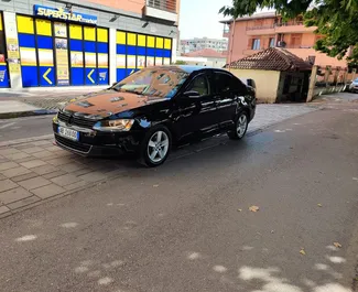 Vooraanzicht van een huurauto Volkswagen Jetta in Tirana, Albanië ✓ Auto #10599. ✓ Transmissie Automatisch TM ✓ 0 beoordelingen.