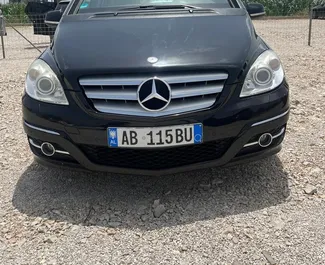 Vooraanzicht van een huurauto Mercedes-Benz B-Class op de luchthaven van Tirana, Albanië ✓ Auto #10513. ✓ Transmissie Automatisch TM ✓ 0 beoordelingen.