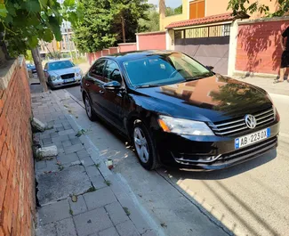 Vooraanzicht van een huurauto Volkswagen Passat in Tirana, Albanië ✓ Auto #10590. ✓ Transmissie Automatisch TM ✓ 0 beoordelingen.