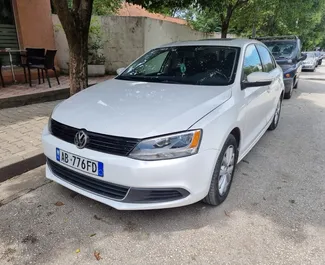 Vooraanzicht van een huurauto Volkswagen Jetta in Tirana, Albanië ✓ Auto #10595. ✓ Transmissie Automatisch TM ✓ 0 beoordelingen.