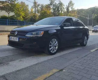 Vooraanzicht van een huurauto Volkswagen Jetta in Tirana, Albanië ✓ Auto #10594. ✓ Transmissie Automatisch TM ✓ 0 beoordelingen.