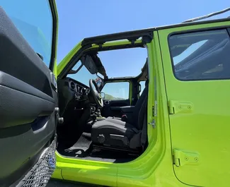 Interieur van Jeep Wrangler Sahara te huur in Georgië. Een geweldige auto met 5 zitplaatsen en een Automatisch transmissie.