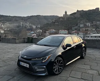 Vooraanzicht van een huurauto Toyota Corolla Sedan in Tbilisi, Georgië ✓ Auto #10643. ✓ Transmissie Automatisch TM ✓ 0 beoordelingen.