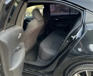 Interieur van Toyota Corolla Sedan te huur in Georgië. Een geweldige auto met 5 zitplaatsen en een Automatisch transmissie.