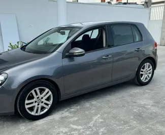 Vooraanzicht van een huurauto Volkswagen Golf 6 in Tirana, Albanië ✓ Auto #10530. ✓ Transmissie Handmatig TM ✓ 0 beoordelingen.