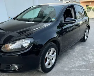 Vooraanzicht van een huurauto Volkswagen Golf 6 in Tirana, Albanië ✓ Auto #6294. ✓ Transmissie Handmatig TM ✓ 1 beoordelingen.