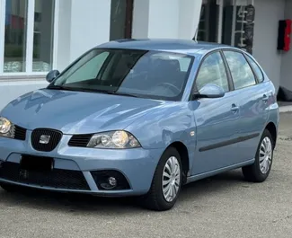 Vooraanzicht van een huurauto SEAT Ibiza in Durrës, Albanië ✓ Auto #10675. ✓ Transmissie Handmatig TM ✓ 0 beoordelingen.