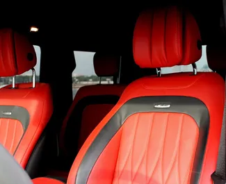 Interieur van Mercedes-Benz G63 AMG te huur in de VAE. Een geweldige auto met 5 zitplaatsen en een Automatisch transmissie.