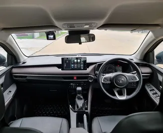 Interieur van Toyota Yaris Ativ te huur in Thailand. Een geweldige auto met 5 zitplaatsen en een Automatisch transmissie.