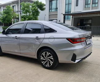 Toyota Yaris Ativ 2023 beschikbaar voor verhuur op luchthaven Bangkok Don Muang, met een kilometerlimiet van onbeperkt.