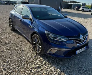 Vooraanzicht van een huurauto Renault Megane op de luchthaven van Tirana, Albanië ✓ Auto #10514. ✓ Transmissie Automatisch TM ✓ 0 beoordelingen.