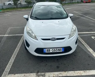 Vooraanzicht van een huurauto Ford Fiesta in Tirana, Albanië ✓ Auto #10600. ✓ Transmissie Automatisch TM ✓ 0 beoordelingen.