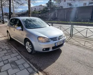 Vooraanzicht van een huurauto Volkswagen Golf 5 in Tirana, Albanië ✓ Auto #10593. ✓ Transmissie Handmatig TM ✓ 0 beoordelingen.