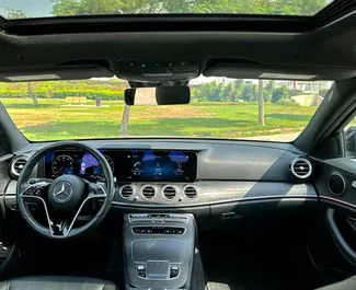 Interieur van Mercedes-Benz E-Class te huur in de VAE. Een geweldige auto met 4 zitplaatsen en een Automatisch transmissie.