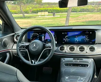 Mercedes-Benz E-Class 2021 beschikbaar voor verhuur in Dubai, met een kilometerlimiet van 250 km/dag.