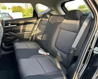 Interieur van Kia Seltos te huur in de VAE. Een geweldige auto met 5 zitplaatsen en een Automatisch transmissie.