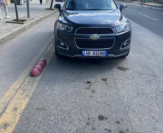 Vooraanzicht van een huurauto Chevrolet Captiva op de luchthaven van Tirana, Albanië ✓ Auto #10637. ✓ Transmissie Automatisch TM ✓ 0 beoordelingen.