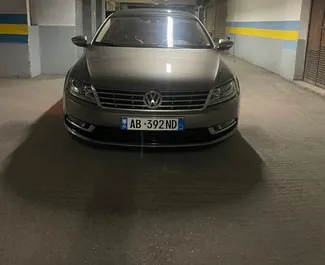 Vooraanzicht van een huurauto Volkswagen Passat-CC op de luchthaven van Tirana, Albanië ✓ Auto #10636. ✓ Transmissie Automatisch TM ✓ 0 beoordelingen.