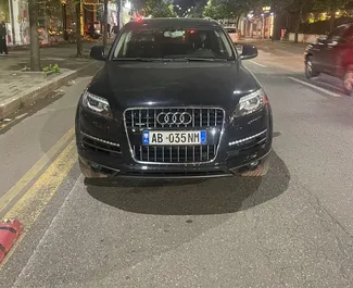 Vooraanzicht van een huurauto Audi Q7 op de luchthaven van Tirana, Albanië ✓ Auto #10638. ✓ Transmissie Automatisch TM ✓ 0 beoordelingen.