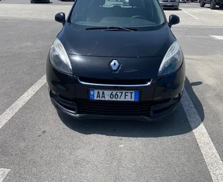 Vooraanzicht van een huurauto Renault Scenic op de luchthaven van Tirana, Albanië ✓ Auto #10631. ✓ Transmissie Handmatig TM ✓ 0 beoordelingen.