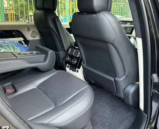 Interieur van Land Rover Range Rover te huur in Georgië. Een geweldige auto met 5 zitplaatsen en een Automatisch transmissie.