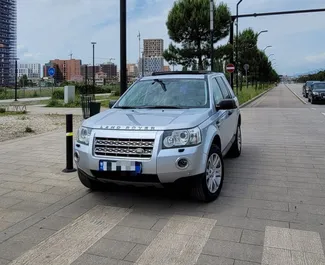 Vooraanzicht van een huurauto Land Rover Freelander in Tirana, Albanië ✓ Auto #10510. ✓ Transmissie Automatisch TM ✓ 0 beoordelingen.