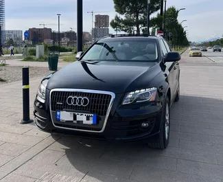 Vooraanzicht van een huurauto Audi Q5 in Tirana, Albanië ✓ Auto #10511. ✓ Transmissie Automatisch TM ✓ 0 beoordelingen.