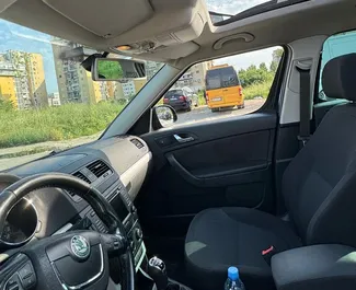 Interieur van Skoda Yeti te huur in Albanië. Een geweldige auto met 5 zitplaatsen en een Handmatig transmissie.