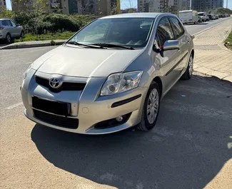 Vooraanzicht van een huurauto Toyota Auris in Tirana, Albanië ✓ Auto #10559. ✓ Transmissie Automatisch TM ✓ 1 beoordelingen.