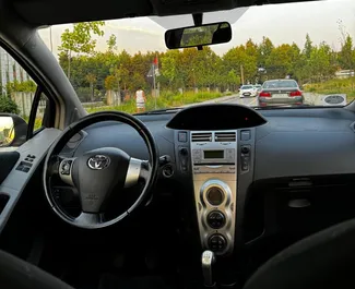 Interieur van Toyota Yaris te huur in Albanië. Een geweldige auto met 5 zitplaatsen en een Handmatig transmissie.