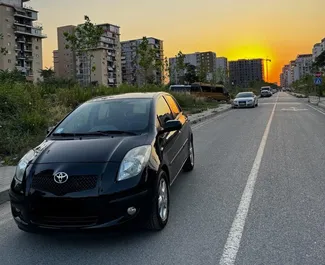 Vooraanzicht van een huurauto Toyota Yaris in Tirana, Albanië ✓ Auto #10604. ✓ Transmissie Handmatig TM ✓ 1 beoordelingen.