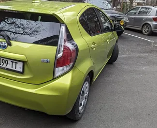 Benzine motor van 1,5L van Toyota Prius C 2015 te huur in Tbilisi.