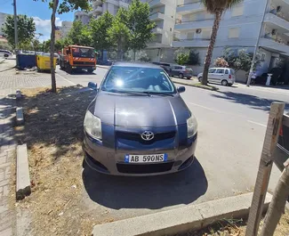 Vooraanzicht van een huurauto Toyota Auris in Durrës, Albanië ✓ Auto #10582. ✓ Transmissie Handmatig TM ✓ 0 beoordelingen.