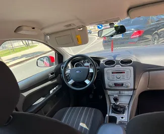 Interieur van Ford Focus te huur in Albanië. Een geweldige auto met 5 zitplaatsen en een Handmatig transmissie.