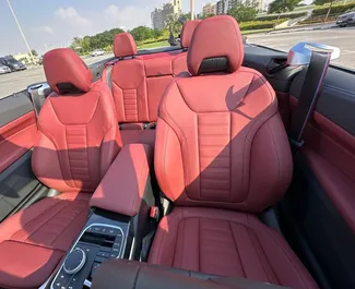 Interieur van BMW 420i Cabrio te huur in de VAE. Een geweldige auto met 4 zitplaatsen en een Automatisch transmissie.