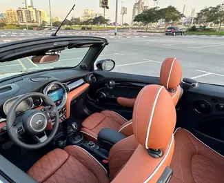 Mini Cooper S Cabrio 2024 beschikbaar voor verhuur in Dubai, met een kilometerlimiet van 250 km/dag.