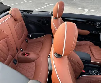 Interieur van Mini Cooper S Cabrio te huur in de VAE. Een geweldige auto met 4 zitplaatsen en een Automatisch transmissie.