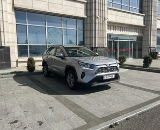 Vooraanzicht van een huurauto Toyota Rav4 in Tbilisi, Georgië ✓ Auto #10527. ✓ Transmissie Automatisch TM ✓ 0 beoordelingen.