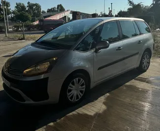 Vooraanzicht van een huurauto Citroen C4 Grand Picasso in Durrës, Albanië ✓ Auto #10495. ✓ Transmissie Automatisch TM ✓ 0 beoordelingen.