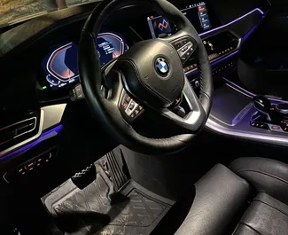 Interieur van BMW X5 te huur in Azerbeidzjan. Een geweldige auto met 5 zitplaatsen en een Automatisch transmissie.