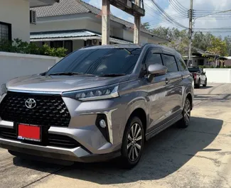 Vooraanzicht van een huurauto Toyota Veloz op de luchthaven van Phuket, Thailand ✓ Auto #10738. ✓ Transmissie Automatisch TM ✓ 0 beoordelingen.