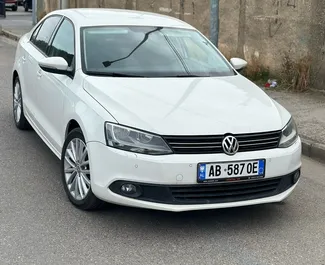 Vooraanzicht van een huurauto Volkswagen Jetta in Durrës, Albanië ✓ Auto #10791. ✓ Transmissie Automatisch TM ✓ 0 beoordelingen.