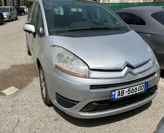 Vooraanzicht van een huurauto Citroen C4 Grand Picasso in Durrës, Albanië ✓ Auto #10790. ✓ Transmissie Handmatig TM ✓ 0 beoordelingen.