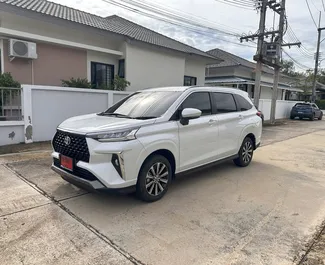 Vooraanzicht van een huurauto Toyota Veloz op de luchthaven van Phuket, Thailand ✓ Auto #10737. ✓ Transmissie Automatisch TM ✓ 0 beoordelingen.