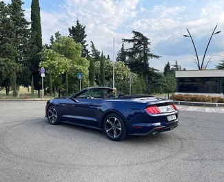 Interieur van Ford Mustang Cabrio te huur in Georgië. Een geweldige auto met 4 zitplaatsen en een Automatisch transmissie.