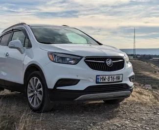 Vooraanzicht van een huurauto Buick Encore in Koetaisi, Georgië ✓ Auto #10798. ✓ Transmissie Automatisch TM ✓ 0 beoordelingen.