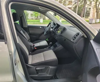 Interieur van Volkswagen Tiguan te huur in Georgië. Een geweldige auto met 5 zitplaatsen en een Automatisch transmissie.