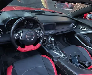 Interieur van Chevrolet Camaro Cabrio te huur in Georgië. Een geweldige auto met 4 zitplaatsen en een Automatisch transmissie.